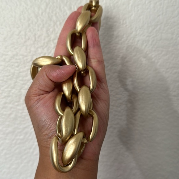 Chunky plastic gold color necklace. - Picture 3 of 4
